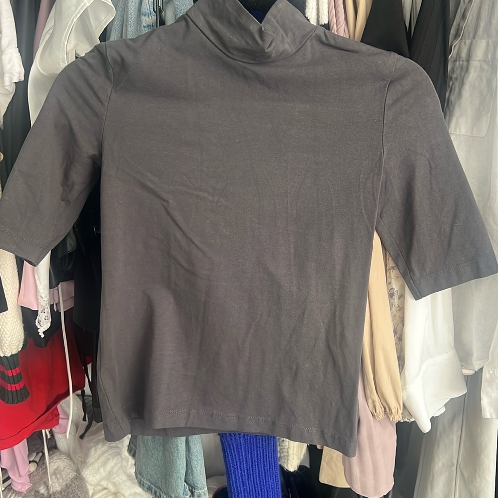Grey short sleeve fitted turtleneck